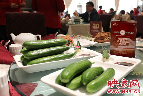 3月22日，阿五美食英協(xié)路店的服務(wù)員為我們展示大份菜品和小份菜品