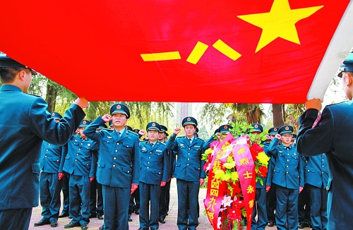 　　“我宣誓:保衛(wèi)祖國藍天不受侵犯!”4月3日,濟空某部的官兵來到內(nèi)鄉(xiāng)縣烈士陵園掃墓,通過敬獻花籃、