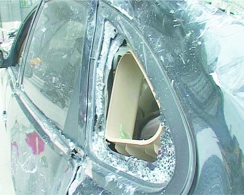 爆炸導(dǎo)致部分窗玻璃碎裂掉落,殃及樓下停放的轎車。