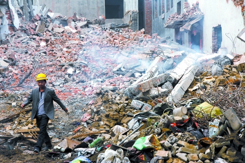 一座清朝老宅被一把火燒成了灰燼。透過青煙，才能看到它曾存在過的痕跡