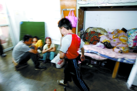 孩子們住在這里，沒有上學(xué)，大部分時(shí)間是練功，出去表演