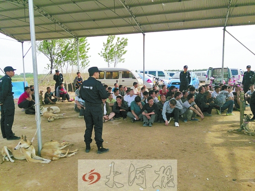 民警突襲賭場(chǎng)，64名涉案人員全部落網(wǎng)。