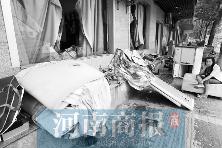 　多間臨街商鋪夜間被砸，店里的沙發(fā)、貨品等被搬到了戶外  侯建勛/攝