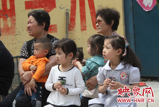 無(wú)論大人孩子都在認(rèn)真聽(tīng)?wèi)? complete=