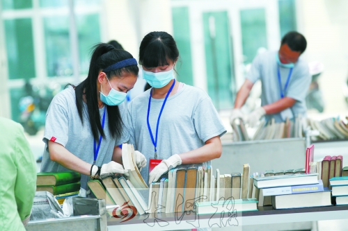 工作人員正在忙著整理書籍,逐一登記、歸類。