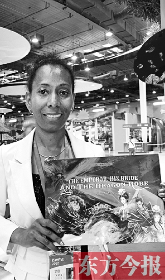 桑麗莎的童話書《皇帝、新娘與龍袍》在上海世博會加勒比聯(lián)合館與中國讀者見面 資料圖片