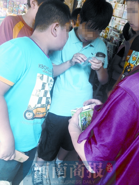 小賣鋪內(nèi)，孩子們圍在一起查看“中獎”情況