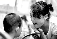 　張麗梅的發(fā)音吐字并不清晰。但她每次教兒子練習(xí)，都力求做到“聲情并茂”。