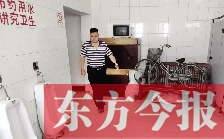 男廁中擺放的電視機、柜子、自行車等物品