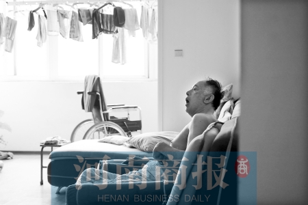 金老先生因偏癱生活不能自理，鄰居說，平時經(jīng)?？吹阶o工和老人的弟弟前來照顧 實習(xí)生 唐韜/攝