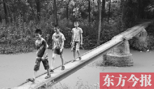 這座寬僅0.4米的危橋，承擔著1000多人的出行