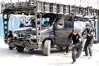 特警的突擊車到達(dá)現(xiàn)場(chǎng)。