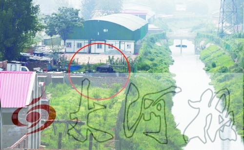 　彩虹橋西南側(cè)有一個(gè)大型地溝油加工窩點(diǎn)，廢水流入旁邊的排水渠。