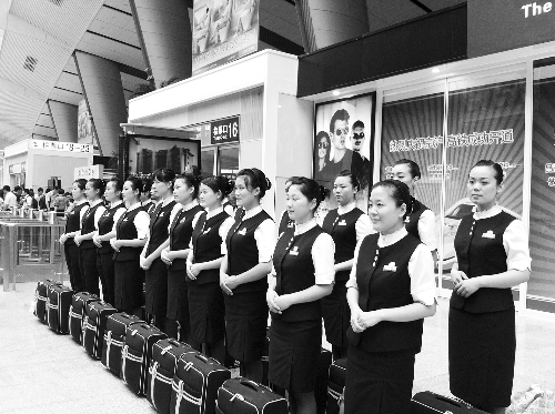 本想著上了學(xué)能安排到高鐵或地鐵單位當(dāng)乘務(wù)員，結(jié)果只是去做安保服務(wù)，許多學(xué)生稱上當(dāng)了