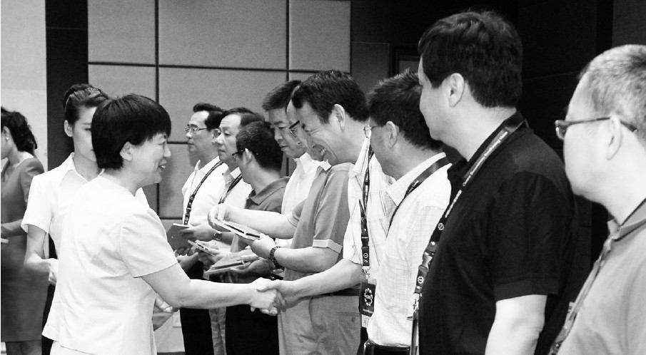 河南省委常委、宣傳部長趙素萍給中國紀(jì)錄片播出聯(lián)盟理事臺發(fā)放牌匾