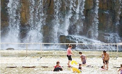 能玩水的地方，人一定多。