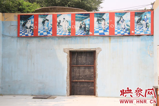 在鄭州市動物園內(nèi)的海獅館內(nèi)，隨處可見游客與動物合影的宣傳畫。