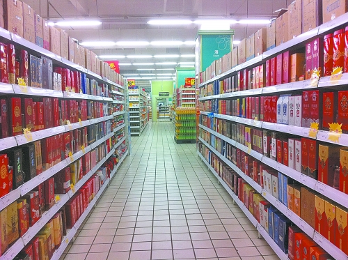 商場里賣的酒，銷售人員稱都是純糧酒，而專家稱，中、低檔酒用酒精和各種添加劑勾兌的情況并不鮮見。