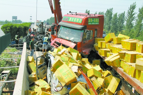 大貨車旁邊的海馬轎車被雞蛋砸中，車上兩人逃脫及時，僅受輕傷。