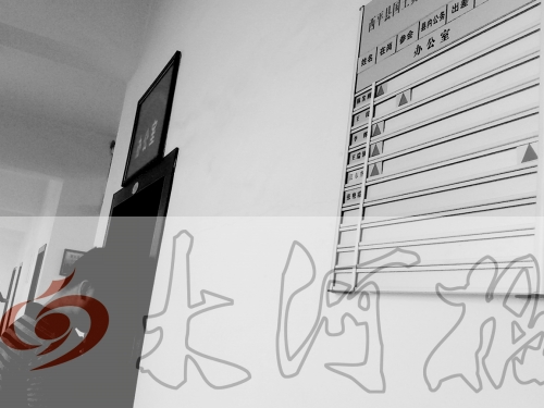 　7月4日上午，西平縣國(guó)土局辦公室門口在崗牌子高高掛，但里面空無(wú)一人。