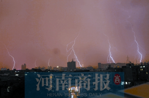 昨天21:30左右，雷電頻頻“光顧”鄭州市區(qū)