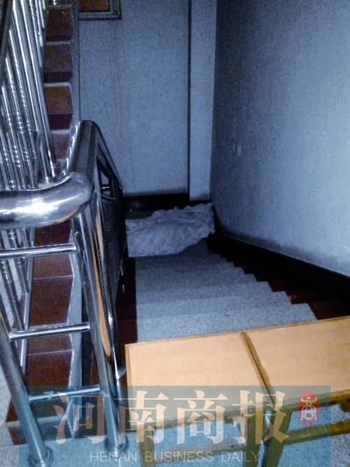 昨晚7點(diǎn)多，女孩的尸體還未移走 見(jiàn)習(xí)記者 姬中貴/攝