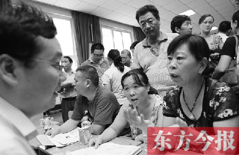 帶著孩子小升初的諸多疑問，眾多家長（右）向教育部門咨詢