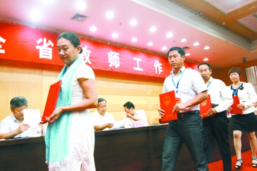 昨日，我省諸多優(yōu)秀教師獲頒“師德標(biāo)兵”、“師德先進個人”等榮譽證書。