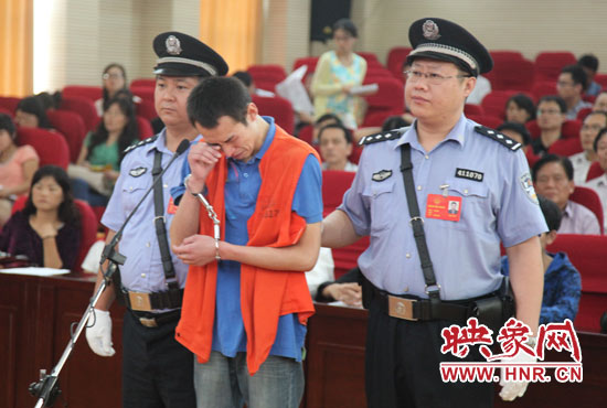 庭審現(xiàn)場(chǎng)，幾度流下淚水的小偉，后悔當(dāng)初太過(guò)沖動(dòng)。魏海勇-攝