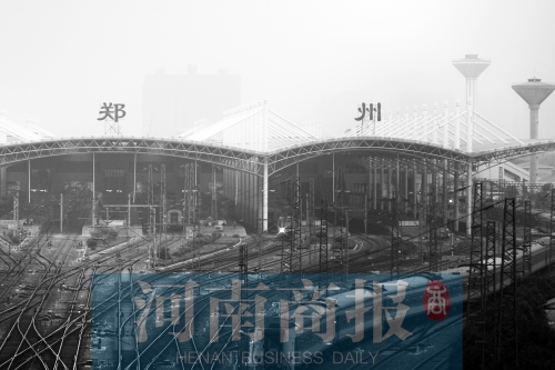 從解放路立交向南望去，火車站南側(cè)一座高樓在霧霾中若隱若現(xiàn)