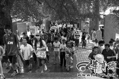 每天都有大量游客涌來，探訪他們心目中的少林