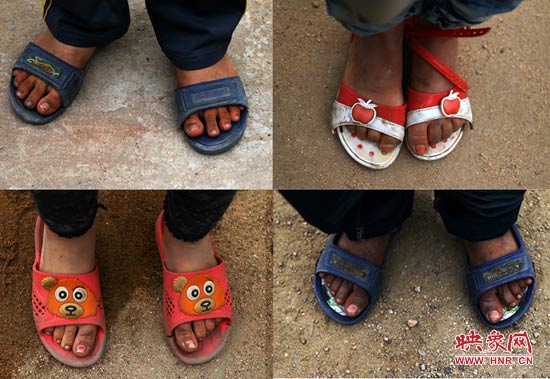 山里的溫度已經(jīng)很低了，有些孩子還是光腳穿著拖鞋。