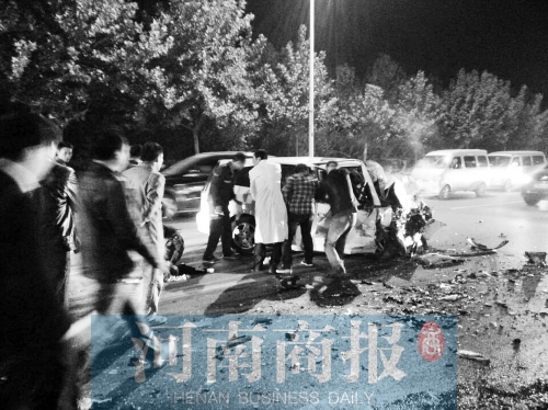 慘劇現(xiàn)場，眾人紛紛上前施救，有人拉住變形的車門，為傷者爭取救援時間