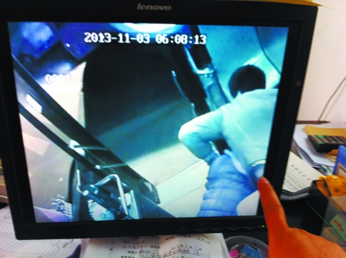 鄭州女公交車長遭歹徒卡脖索錢 公司欲為其頒發(fā)委屈獎 鄭州女公交車長遭歹徒卡脖索錢 公司欲為其頒發(fā)委屈獎