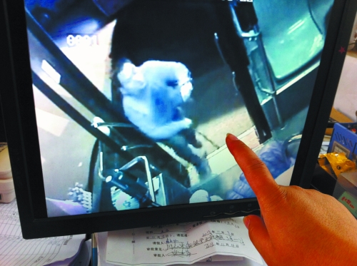 鄭州女公交車長遭歹徒卡脖索錢 公司欲為其頒發(fā)委屈獎 鄭州女公交車長遭歹徒卡脖索錢 公司欲為其頒發(fā)委屈獎