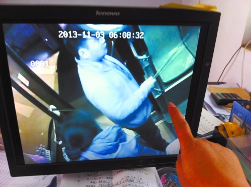 鄭州女公交車長遭歹徒卡脖索錢 公司欲為其頒發(fā)委屈獎 鄭州女公交車長遭歹徒卡脖索錢 公司欲為其頒發(fā)委屈獎