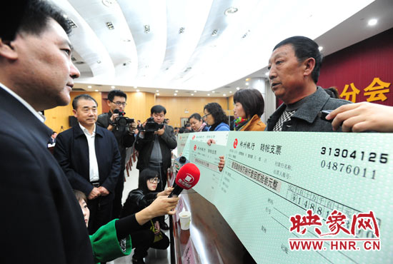 最高人民法院執(zhí)行局局長(zhǎng)劉貴祥、河南省高級(jí)人民法院院長(zhǎng)張立勇親手為申請(qǐng)執(zhí)行人員發(fā)放執(zhí)行款