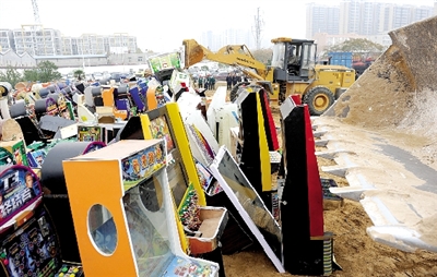 昨日16時(shí)，在鄭州市公安局治安支隊(duì)院內(nèi)，省會(huì)警方集中銷毀了“雷霆”行動(dòng)中查獲的賭博機(jī)等涉賭物品