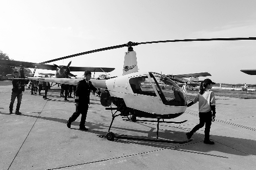 選拔賽現(xiàn)場，選手們正入場表演 記者 鄧萬里/攝