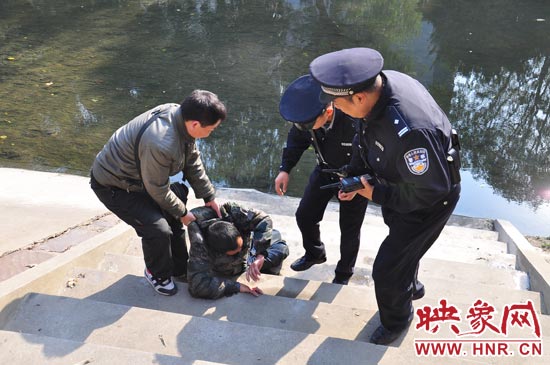 該男子滾入冰冷的金水河，嗆了幾口污水，連滾帶爬從水中出來，隨后被金水路派出所民警救上岸。