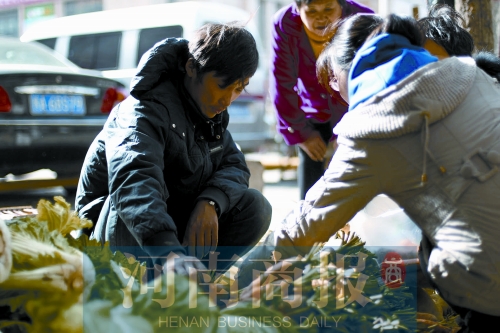 附近的市民得知了他的遭遇，紛紛前來買菜