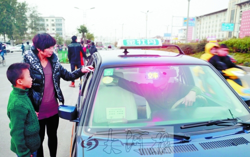 看見(jiàn)有帶小孩的乘客，王師傅都會(huì)遞上字條，提醒乘客。