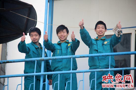 干的好的時候，他們會給同伴豎起大拇指