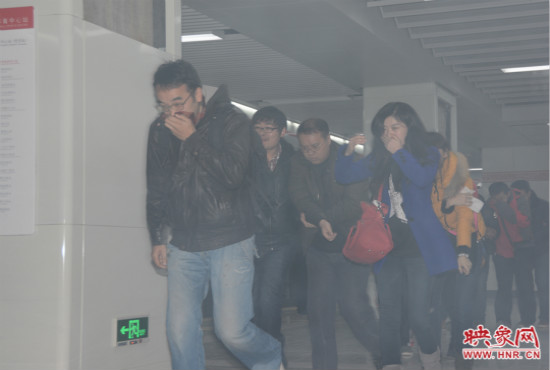 演習(xí)中，地鐵乘客從地鐵車廂中跑出。