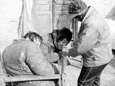 去年年初，武文英和雙胞胎腦癱兒子。圖片來源/《周口晚報》