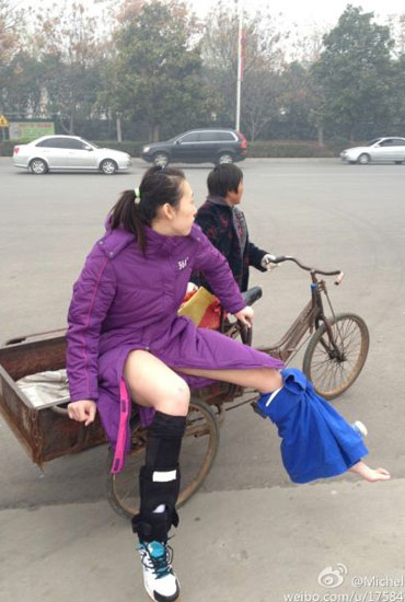 楊婕與朱婷相撞受傷下場-街頭大媽三輪送賓館。