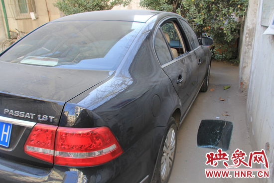 12月12日，鄭州金水區(qū)一小區(qū)汽車車窗被撬