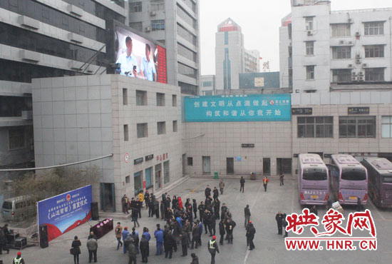 大巴車內(nèi)均在播放著這部以農(nóng)民工討薪為題材的微電影。