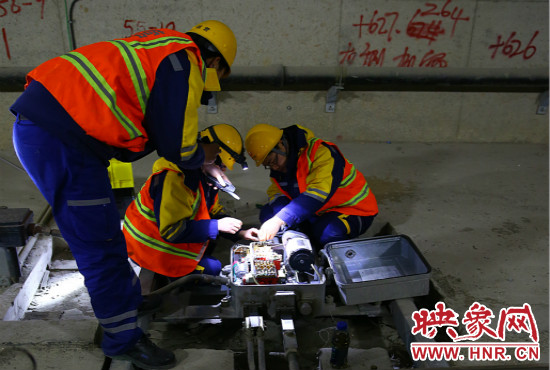 鄭州地鐵設備部各工種的同事們每晚在夜深人靜時的隧道里堅守著自己的崗位。