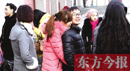 在鄭州市二七區(qū)婚姻登記處，新人們在門外排長隊